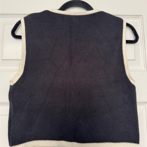 Contrasting edging buttoned Vest Black and White Sleeveless Button-Up - Picture 4 of 5